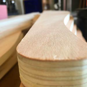 Gros-plan bois découpe aspect texture sur-mesure Unikiwi