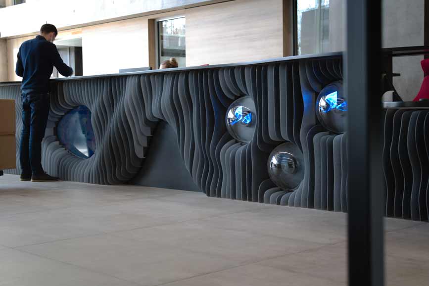 UNK-Studio comptoir ondulation moderne intégration hall entreprise